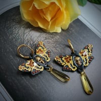 Image 4 of Pendientes Polilla Calavera Dorada