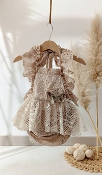 Image 1 of Photo prop | Boho photoshoot outfit | Bianca | age 9-12 months | sitter | beige floral
