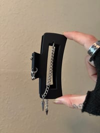 Image 2 of FIERCE CLAW CLIP (style c)