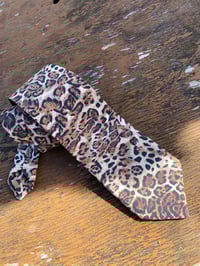 Image 3 of GRAVATA LEOPARDO. Feita a man.