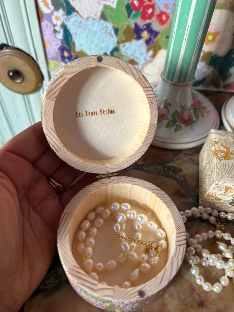 Image of Colliers en perles d’eau douce et en pierres naturelles dans leurs écrins en Liberty 