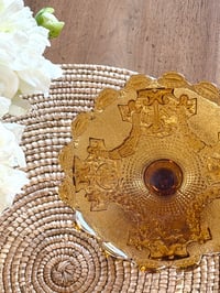 Image 2 of Coupe sur pied en verre ambré