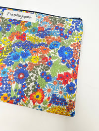 Image 2 of Pochette à livre LA LECTRICE Liberty margaret bleu rouge jaune