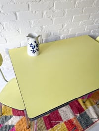 Image 5 of Table + chaises en Formica 