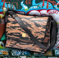 Image 1 of 💎 ViNTaGe 💎 McM ❌PHeNoMeNoN TiGeR 🐅 CaMo 🔥 MeSSeNGeR BaG 💼