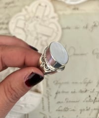 Image 2 of Magnifique bague en argent massif et nacre, taille 58, vintage.