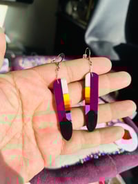 Plum inlay feather earrings 