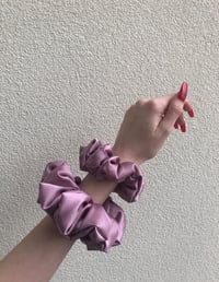 Image 5 of SCRUNCHIE STANDARD HEATHER/WRZOS