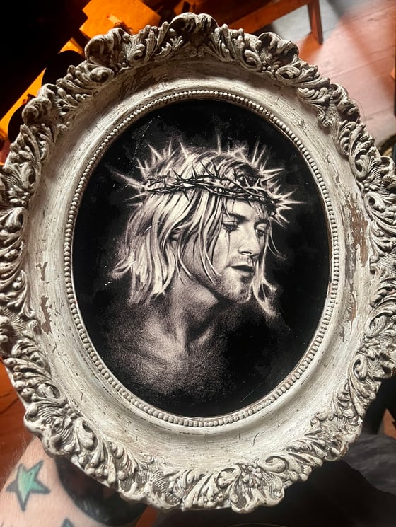 Image of ‘KURT COBAIN’ - HAND EMBELLISHED PRINT IN HAND PAINTED OVAL FRAME - { 1 / 1 }