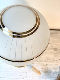 Image 3 of Lampe à poser globe verre givré 