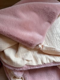 Image 3 of COUVERTURE FOURRURE ROSE 