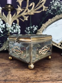 Image 11 of Grande boite à bijoux en verre biseauté, e-mail peint et soie capitonné verte, fin XIXème