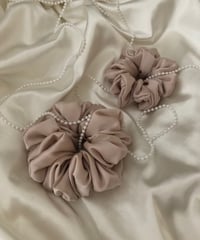 Image 4 of SCRUNCHIE OVERSIZED CHAMPAGNE/SZAMPAN