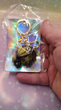 Black and gold dragon d20 keychain 