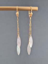 Image 1 of Boucles d'oreilles pendantes pampilles nacre