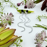 Image 1 of Náušnice Mini Bee s dvojitým řetízkovým zapínáním