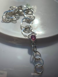 Image 5 of Gehämmertes Armband mit Rubin