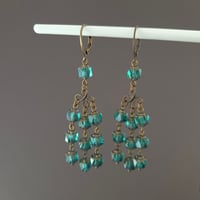 Image 2 of Boucles d'oreilles pendantes bleu paon en verre de bohème