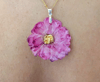 Le sautoir rose pivoine