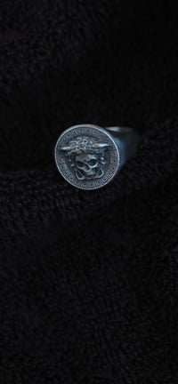 Image 4 of “MEDUSA KILLER” ring in .925 silver
