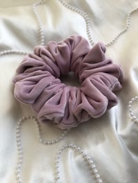 Image 1 of SCRUNCHIE OVERSIZED LILY/LILIA