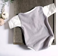 Image 3 of Newborn boys bodysuit Amir | gray | white
