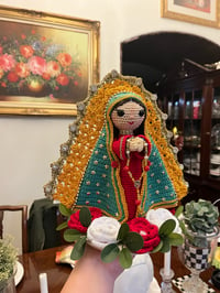 Image 3 of La Virgencita de Guadalupe Tejida con Rosas (con luces)