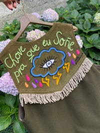 Image 1 of Chaleco feito e bordado a man. CHOVE PRA QUE EU SOÑE. Talla única!