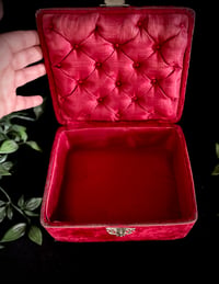 Image 4 of Magnifique coffre à bijoux du XIXÈME siècle, en velours rouge et soie rouge capitonnée!