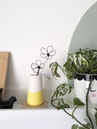 Image 1 of Petit vase fond jaune