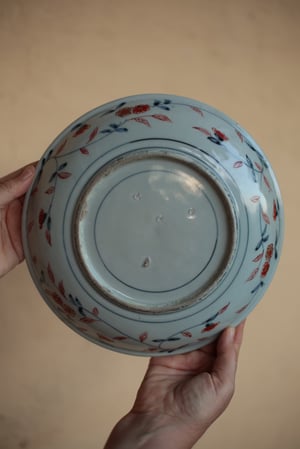 Image of Teller, vermutlich chinesisch, rot-schwarzblau mit gold, handbemalt