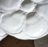 Image 6 of Lot de 10 assiettes à huîtres en porcelaine