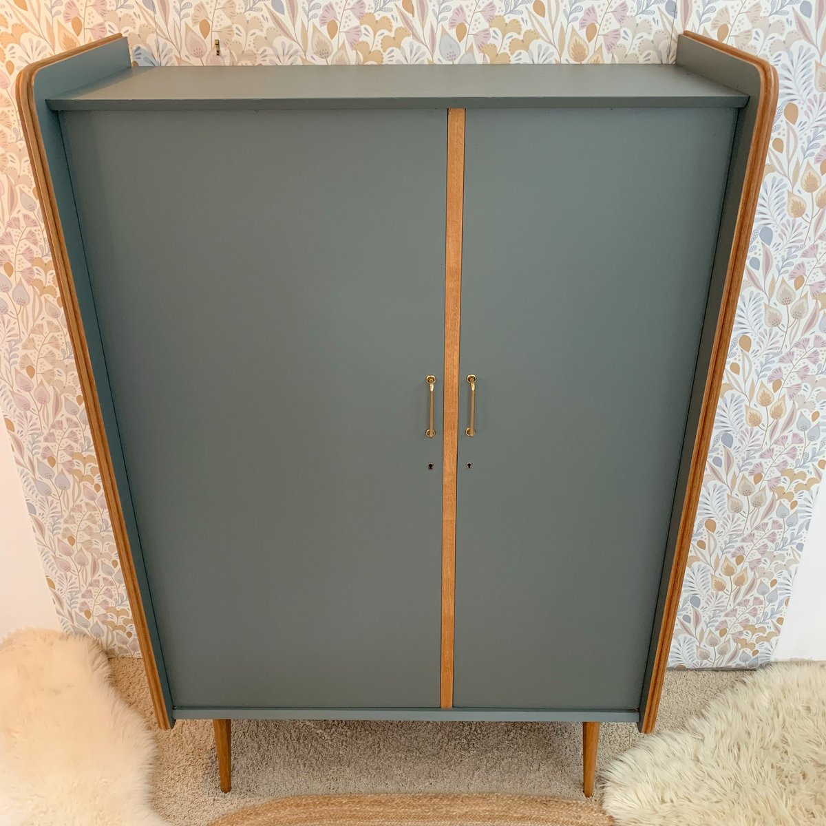 Image of VENDUE/SOLD OUT Armoire Pieds Compas Mellow