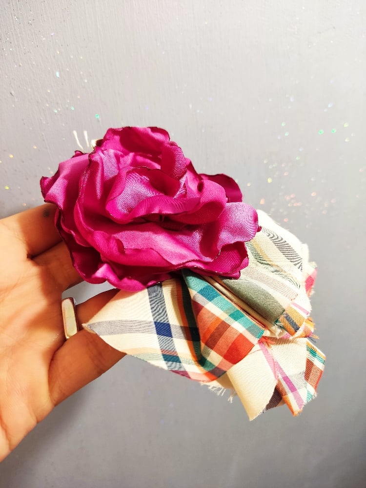 Image of Fermaglio floreale fucsia