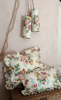 Image 5 of Coussin volanté " les roses de Louise "