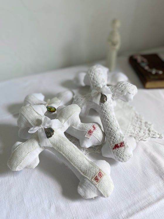Image of croix en tissu ancien et dentelle