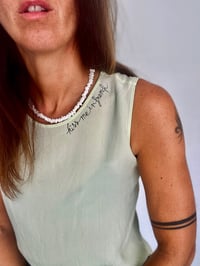 Image 5 of Top en soie "kiss me"