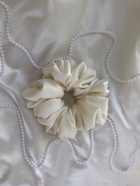 Image 2 of SCRUNCHIE OVERSIZED CREAM/KREM