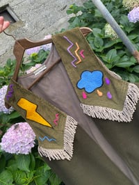 Image 2 of Chaleco feito e bordado a man. CHOVE PRA QUE EU SOÑE. Talla única!