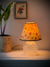 Image 6 of Lampe en verre avec abat-jour fleuri