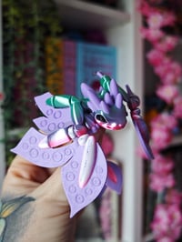 Image 3 of Mini dragón arcoiris flor