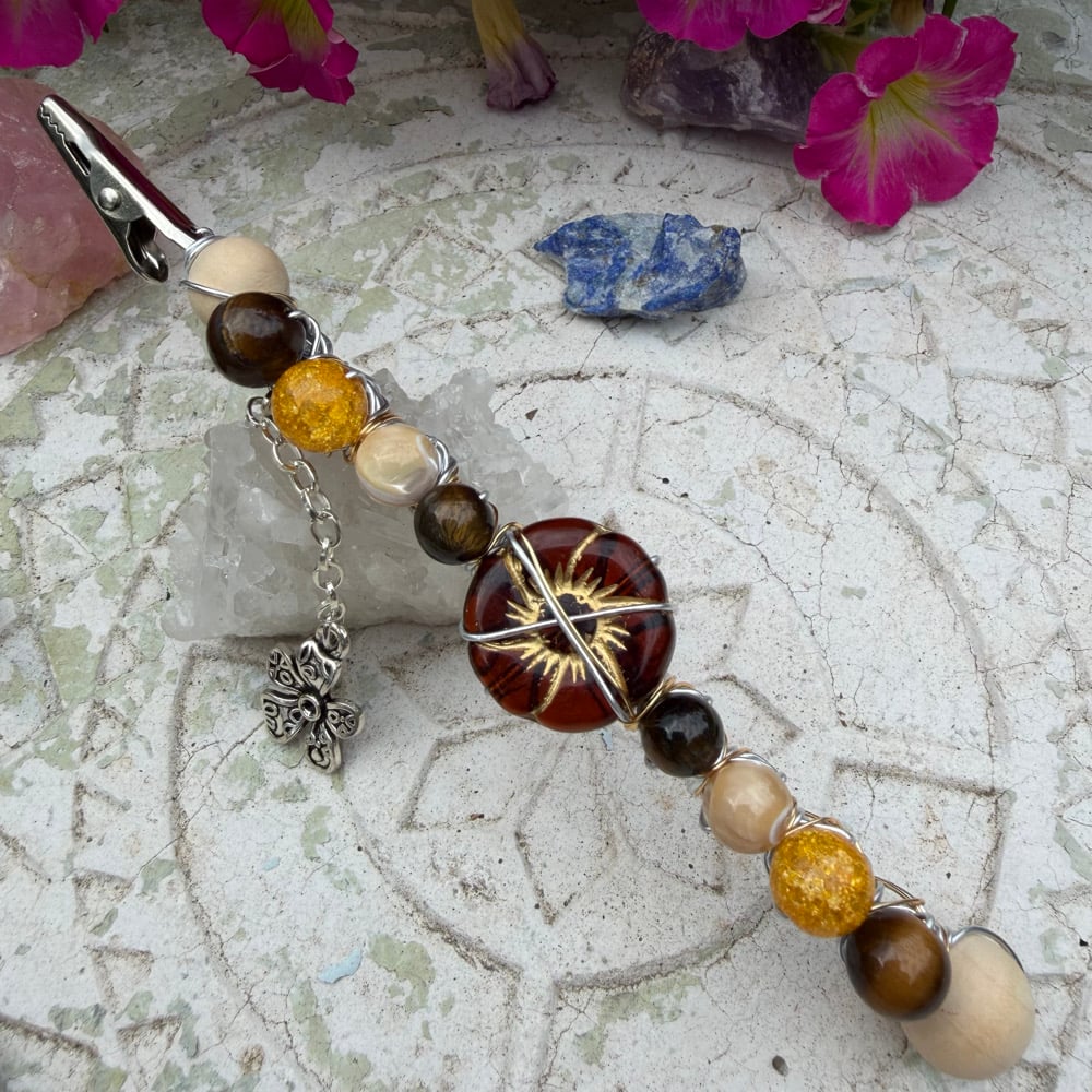 Image of daisy latte roach clip