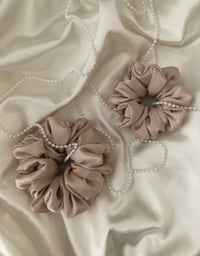 Image 5 of SCRUNCHIE OVERSIZED CHAMPAGNE/SZAMPAN