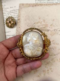 Image 2 of Magnifique camée en coquillage, 19eme siècle.Profil féminin, broche grande taille (4,7x5,5cm)