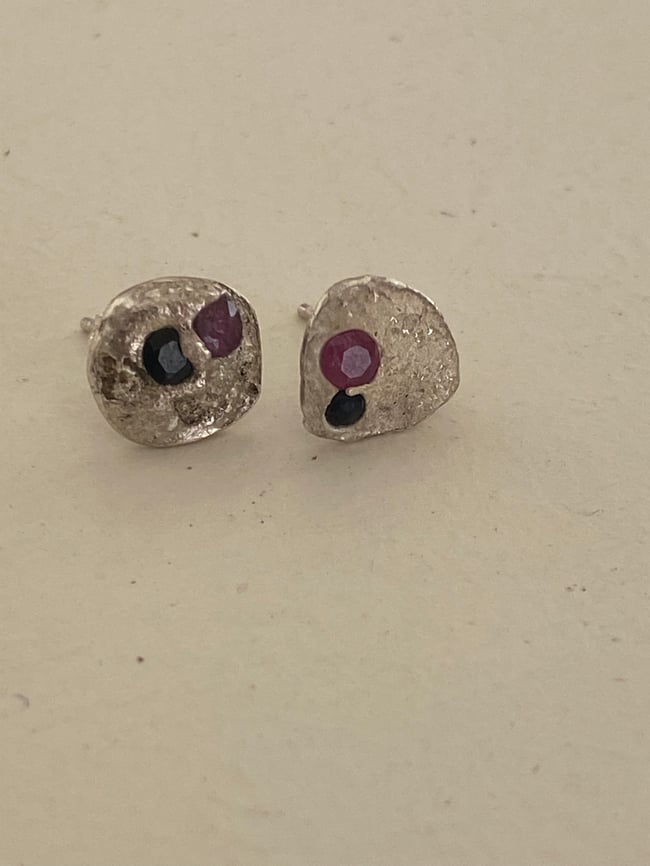 Embedded mismatch silver earrings 