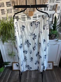 Image 2 of 2 piece vintage white blue flower set