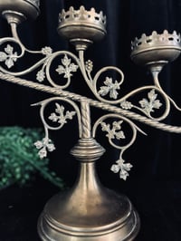 Image 4 of Grand candélabre d’église, en laiton torsadé et martelé, style néogothique. 