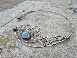 Blue flowers open necklace 