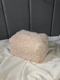 Image 3 of Kosmetyczka Bouclé ECRU w rozmiarze MIDI