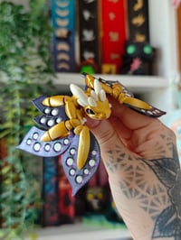 Image 1 of Dragón bebe dorado llavero 